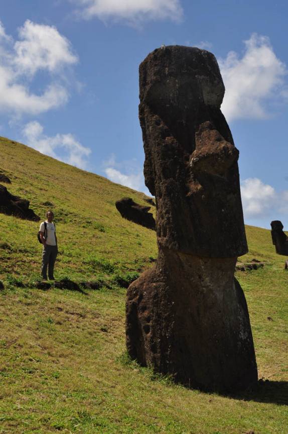 Visitando Rano Raraku, onde eram produzidos os Moais que se espalham por Rapa Nui (ou Ilha de Páscoa), território chileno no meio do Oceano Pacífico